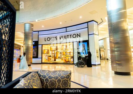 Moda Mall - Bahrain. Donne che fanno shopping accanto alla boutique Louis Vuitton Foto Stock