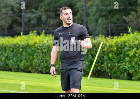 Swansea, Galles. 26 agosto 2023. L'arbitro James Hooper durante la partita Under 18 Professional Development League tra Swansea City e Sheffield Wednesday alla Swansea City Academy di Swansea, Galles, Regno Unito, il 26 agosto 2023. Crediti: Duncan Thomas/Majestic Media/Alamy Live News. Foto Stock