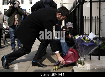 Bildnummer: 59486168 Datum: 08.04.2013 Copyright: imago/Xinhua (130408) -- LONDRA, 8 aprile 2013 (Xinhua) -- Una ragazza presenta tributi floreali fuori dalla residenza di Margaret Thatcher in No.73 Chester Square a Londra, Gran Bretagna, l'8 aprile 2013. L'ex primo ministro britannico Margaret Thatcher è morta all'età di 87 anni dopo aver subito un ictus, il suo portavoce ha annunciato lunedì. (Xinhua/Wang Lili) BRITAIN-LONDON-THATCHER-COMMEMORATION PUBLICATIONxNOTxINxCHN Gesellschaft Politik GBR Trauer Gedenken Margaret Thatcher xcb x0x 2013 quer 59486168 Data 08 04 2013 Copyright Imago XINHUA Londra 8 aprile Foto Stock