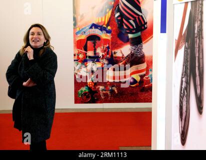 Bildnummer: 59489704 Datum: 09.04.2013 Copyright: imago/Xinhua Un visitatore guarda intorno al MICAM Shanghai nel comune di Shanghai della Cina orientale, aprile. 9, 2013. La fiera di tre giorni, con la partecipazione di circa 350 espositori, ha aperto qui martedì. (Xinhua) (yxb) CHINA-SHANGHAI-MICAM-OPEN (CN) PUBLICATIONxNOTxINxCHN Wirtschaft Messen Schuh Schuhmesse xdp x0x 2013 quer 59489704 Data 09 04 2013 Copyright Imago XINHUA a Visitor looks around AT the Micam Shanghai in East China 'S Shanghai Municipality 9 aprile 2013 la Fiera dei tre giorni con la partecipazione di circa 350 espositori opene Foto Stock