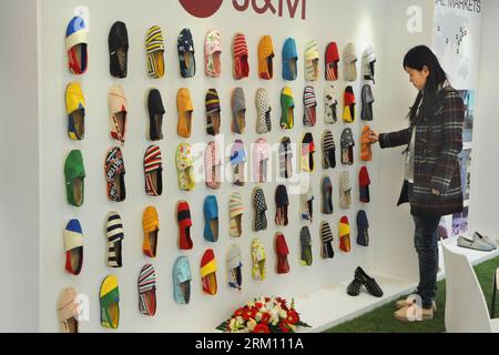 Bildnummer: 59489705  Datum: 09.04.2013  Copyright: imago/Xinhua A visitor watches the displayed at the MICAM Shanghai in east China s Shanghai Municipality, April. 9, 2013. The three-day fair, with the participation of some 350 exhibitors, opened here Tuesday. (Xinhua/Zhu Lan) (yxb) CHINA-SHANGHAI-MICAM-OPEN (CN) PUBLICATIONxNOTxINxCHN Wirtschaft Messen Schuh Schuhe Schuhmesse xdp x0x 2013 quer     59489705 Date 09 04 2013 Copyright Imago XINHUA a Visitor Watches The displayed AT The Micam Shanghai in East China S Shanghai Municipality April 9 2013 The Three Day Fair With The participation of Stock Photo