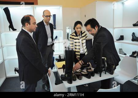 Bildnummer: 59489712  Datum: 09.04.2013  Copyright: imago/Xinhua Visitors watch the displayed shoes at the MICAM Shanghai in east China s Shanghai Municipality, April. 9, 2013. The three-day fair, with the participation of some 350 exhibitors, opened here Tuesday. (Xinhua/Zhu Lan) (yxb) CHINA-SHANGHAI-MICAM-OPEN (CN) PUBLICATIONxNOTxINxCHN Wirtschaft Messen Schuh Schuhe Schuhmesse xdp x0x 2013 quer     59489712 Date 09 04 2013 Copyright Imago XINHUA Visitors Watch The displayed Shoes AT The Micam Shanghai in East China S Shanghai Municipality April 9 2013 The Three Day Fair With The participat Stock Photo
