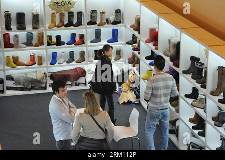 Bildnummer: 59489708 Datum: 09.04.2013 Copyright: imago/Xinhua i visitatori guardano le scarpe esposte al MICAM Shanghai nel comune di Shanghai della Cina orientale, aprile. 9, 2013. La fiera di tre giorni, con la partecipazione di circa 350 espositori, ha aperto qui martedì. (Xinhua/Zhu LAN) (yxb) CHINA-SHANGHAI-MICAM-OPEN (CN) PUBLICATIONxNOTxINxCHN Wirtschaft Messen Schuh Schuhe Schuhmesse xdp x0x 2013 quer 59489708 Data 09 04 2013 Copyright Imago XINHUA visitatori Guarda le scarpe esposte AL Micam Shanghai nel comune di Shanghai della Cina orientale 9 aprile 2013 la Fiera dei tre giorni con la partecipazione Foto Stock