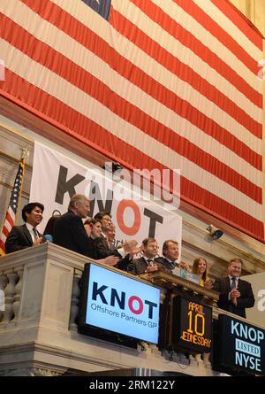 Bildnummer: 59496360 Datum: 10.04.2013 Copyright: imago/Xinhua (130410) -- NEW YORK, 10 aprile 2013 (Xinhua) -- Traders and guests applaud at the New York Stock Exchange in New York, 10 aprile 2013. Le azioni statunitensi sono aumentate per un terzo giorno consecutivo mercoledì, portando sia l'indice Dow Jones Industrial Average che l'indice S&P 500 ai massimi record, dopo che la Federal Reserve ha pubblicato i suoi minuti di marzo. L'indice S&P 500 ha superato il massimo infragiornaliero di tutti i tempi di 1.576,09 punti fissato l'11 ottobre 2007 poco dopo la campana di apertura. Dopo la campana di chiusura, l'indice di riferimento della Borsa di New York m Foto Stock