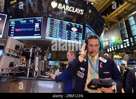 Bildnummer: 59496362 Datum: 10.04.2013 Copyright: imago/Xinhua (130410) -- NEW YORK, 10 aprile 2013 (Xinhua) -- Traders Work at the New York Stock Exchange in New York, 10 aprile 2013. Le azioni statunitensi sono aumentate per un terzo giorno consecutivo mercoledì, portando sia l'indice Dow Jones Industrial Average che l'indice S&P 500 ai massimi record, dopo che la Federal Reserve ha pubblicato i suoi minuti di marzo. L'indice S&P 500 ha superato il massimo infragiornaliero di tutti i tempi di 1.576,09 punti fissato l'11 ottobre 2007 poco dopo la campana di apertura. Dopo la campana di chiusura, l'indice di riferimento della Borsa di New York è salito di 19,12 Foto Stock