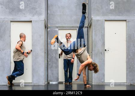 Londra, Regno Unito. 26 agosto 2023. Le circostanze del gruppo belga eseguono "EXIT", un circo energico e pezzo di danza che combina acrobazie, tavola di bilanciamento e messa in scena intorno a un palcoscenico con porte sempre diverse, a una grande ed entusiasta folla di spettatori. Spettacoli per famiglie nei terreni storici dell'Old Royal Naval College, dei Cutty Sark Gardens e del Greenwich Park, parte dell'annuale Greenwich and Docklands International Festival (GDIF) dal 25 agosto al 10 settembre Crediti: Imageplotter/Alamy Live News Foto Stock
