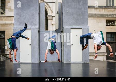 Londra, Regno Unito. 26 agosto 2023. Le circostanze del gruppo belga eseguono "EXIT", un circo energico e pezzo di danza che combina acrobazie, tavola di bilanciamento e messa in scena intorno a un palcoscenico con porte sempre diverse, a una grande ed entusiasta folla di spettatori. Spettacoli per famiglie nei terreni storici dell'Old Royal Naval College, dei Cutty Sark Gardens e del Greenwich Park, parte dell'annuale Greenwich and Docklands International Festival (GDIF) dal 25 agosto al 10 settembre Crediti: Imageplotter/Alamy Live News Foto Stock