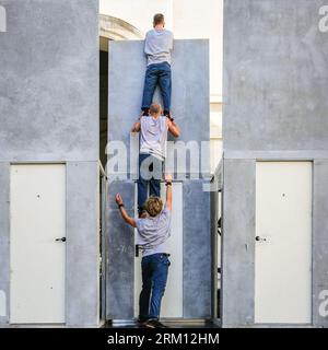 Londra, Regno Unito. 26 agosto 2023. Le circostanze del gruppo belga eseguono "EXIT", un circo energico e pezzo di danza che combina acrobazie, tavola di bilanciamento e messa in scena intorno a un palcoscenico con porte sempre diverse, a una grande ed entusiasta folla di spettatori. Spettacoli per famiglie nei terreni storici dell'Old Royal Naval College, dei Cutty Sark Gardens e del Greenwich Park, parte dell'annuale Greenwich and Docklands International Festival (GDIF) dal 25 agosto al 10 settembre Crediti: Imageplotter/Alamy Live News Foto Stock