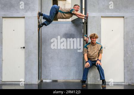 Londra, Regno Unito. 26 agosto 2023. Le circostanze del gruppo belga eseguono "EXIT", un circo energico e pezzo di danza che combina acrobazie, tavola di bilanciamento e messa in scena intorno a un palcoscenico con porte sempre diverse, a una grande ed entusiasta folla di spettatori. Spettacoli per famiglie nei terreni storici dell'Old Royal Naval College, dei Cutty Sark Gardens e del Greenwich Park, parte dell'annuale Greenwich and Docklands International Festival (GDIF) dal 25 agosto al 10 settembre Crediti: Imageplotter/Alamy Live News Foto Stock