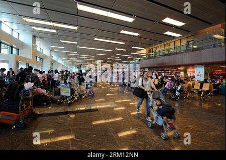 Bildnummer: 59501204 Datum: 11.04.2013 Copyright: imago/Xinhua (130411) -- SINGAPORE, 11 aprile 2013 (Xinhua) -- i passeggeri camminano nell'aeroporto internazionale Changi di Singapore, l'11 aprile 2013. L'aeroporto internazionale Changi di Singapore è stato nuovamente nominato il migliore al mondo giovedì da Skytrax, un sito web noto per le sue recensioni sulle compagnie aeree e sugli aeroporti del mondo. (Xinhua/Then Chih Wey) (syq) AEROPORTO SINGAPORE-CHANGI PUBLICATIONxNOTxINxCHN Wirtschaft Flughafen xas x0x 2013 quer 59501204 Data 11 04 2013 Copyright Imago XINHUA Singapore 11 aprile 2013 i passeggeri XINHUA camminano nel Changi Foto Stock