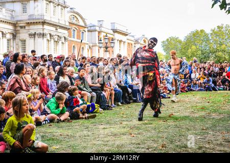 Londra, Regno Unito. 26 agosto 2023. La passerella della categoria "Diva" suscita l'emozione del pubblico. La famosa Family Catwalk Extravaganza, di fronte agli Old Royal Naval Colleges, vede gli artisti del pubblico coinvolti nella moda, nella danza e nella sincronizzazione delle labbra. Spettacoli per famiglie nei terreni storici dell'Old Royal Naval College, dei Cutty Sark Gardens e del Greenwich Park, parte dell'annuale Greenwich and Docklands International Festival (GDIF) dal 25 agosto al 10 settembre Crediti: Imageplotter/Alamy Live News Foto Stock