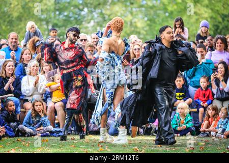 Londra, Regno Unito. 26 agosto 2023. La passerella della categoria "Diva" suscita l'emozione del pubblico. La famosa Family Catwalk Extravaganza, di fronte agli Old Royal Naval Colleges, vede gli artisti del pubblico coinvolti nella moda, nella danza e nella sincronizzazione delle labbra. Spettacoli per famiglie nei terreni storici dell'Old Royal Naval College, dei Cutty Sark Gardens e del Greenwich Park, parte dell'annuale Greenwich and Docklands International Festival (GDIF) dal 25 agosto al 10 settembre Crediti: Imageplotter/Alamy Live News Foto Stock