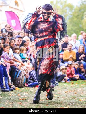 Londra, Regno Unito. 26 agosto 2023. La passerella della categoria "Diva" suscita l'emozione del pubblico. La famosa Family Catwalk Extravaganza, di fronte agli Old Royal Naval Colleges, vede gli artisti del pubblico coinvolti nella moda, nella danza e nella sincronizzazione delle labbra. Spettacoli per famiglie nei terreni storici dell'Old Royal Naval College, dei Cutty Sark Gardens e del Greenwich Park, parte dell'annuale Greenwich and Docklands International Festival (GDIF) dal 25 agosto al 10 settembre Crediti: Imageplotter/Alamy Live News Foto Stock