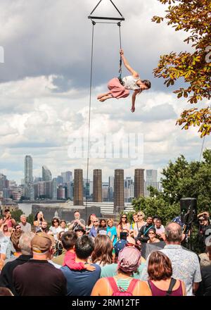 Londra, Regno Unito. 26 agosto 2023. L'artista disabile Rodney Bell e la coreografa Chloe Loftus presentano una spettacolare esibizione aerea chiamata "The Air Between Us" in cima alla collina del Greenwich Park.spettacoli, installazioni, danze e molto altro si svolgono nei terreni storici dell'Old Royal Naval College, dei Cutty Sark Gardens e del Greenwich Park, parte dell'annuale Greenwich and Docklands International Festival (GDIF) dal 25 agosto al 10 settembre Crediti: Imageplotter/Alamy Live News Foto Stock