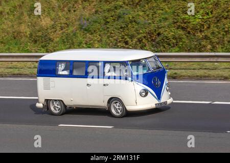 1967 60s sessanta VW Volkswagen Type 2 camper Van 60s sessanta benzina splitscreen 1600 cc minibus a schermo diviso, viaggia a velocità sostenuta sull'autostrada M6 a Greater Manchester, Regno Unito Foto Stock