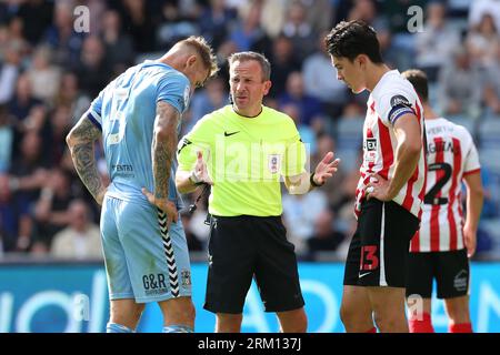 L'arbitro Kieth Stroud (al centro) parla con Kyle McFadzean di Coventry City (a sinistra) e Luke o'Nien di Sunderland durante lo Sky Bet Championship match alla Coventry Building Society Arena di Coventry. Data foto: Sabato 26 agosto 2023. Foto Stock