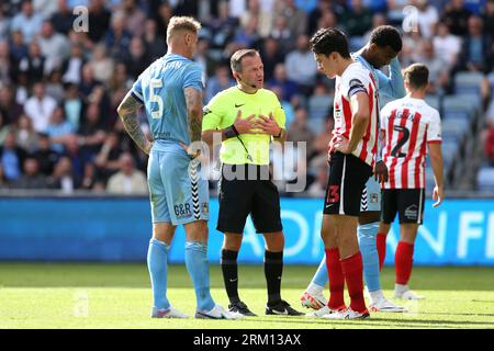 L'arbitro Kieth Stroud (al centro) parla con Kyle McFadzean di Coventry City (a sinistra) e Luke o'Nien di Sunderland durante lo Sky Bet Championship match alla Coventry Building Society Arena di Coventry. Data foto: Sabato 26 agosto 2023. Foto Stock