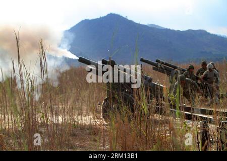 Bildnummer: 59508079  Datum: 12.04.2013  Copyright: imago/Xinhua (130412) -- TARLAC PROVINCE, April 12, 2013 (Xinhua) -- Filipino soldiers fire a 105mm Howitzer during a live fire drill as part of a joint military exercise in Tarlac Province, the Philippines, April 12, 2013. The Philippines and the U.S. held their 29th annual joint military exercise with at least 8,000 American and Filipino soldiers participating in the training. The joint military exercise, more known as Balikatan, which means shoulder-to-shoulder in Filipino, is held from April 5 to 17. (Xinhua/Rouelle Umali) (rh) PHILIPPINE Stock Photo