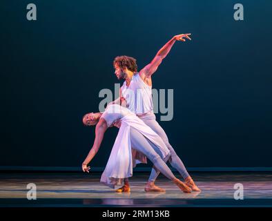 I ballerini di Alvin Ailey Ashley Mayeux e James Kilmer si esibiscono al festival internazionale di Edimburgo, Scozia, Regno Unito Foto Stock