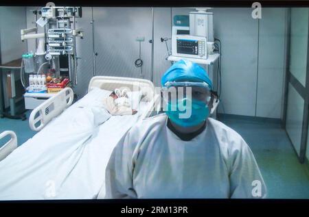 Bildnummer: 59511427 Datum: 13.04.2013 Copyright: imago/Xinhua foto scattata il 13 aprile 2013 mostra uno schermo che mostra un medico che introduce la situazione di una bambina di sette anni infetta dal ceppo H7N9 di influenza aviaria nell'ospedale Ditan di Pechino, capitale della Cina. Questo è stato il primo caso del genere nella capitale cinese. Il bambino è in condizioni stabili e due che hanno avuto uno stretto contatto con il bambino non hanno mostrato alcun sintomo influenzale. (Xinhua/Zhang Yu) (ry) CHINA-BEIJING-H7N9-FIRST CASE (CN) PUBLICATIONxNOTxINxCHN Gesellschaft Gesundheit Vogelgrippe China xdp x0x 2013 quer Foto Stock