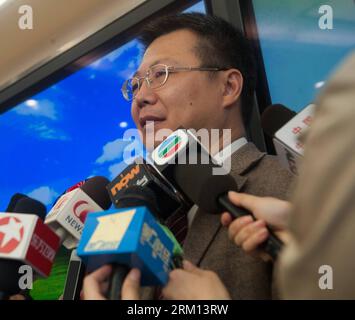 Bildnummer: 59511191  Datum: 13.04.2013  Copyright: imago/Xinhua Cheng Jun, a spokesman with the Beijing Ditan Hospital, introduces the situation of a seven-year-old girl, who was infected with the H7N9 strain of bird flu, during a press conference in Beijing, capital of China, April 13, 2013. This was the first such case in the Chinese capital. The child is in stable condition. Two who have had close contact with the child have not shown any flu symptoms, and the girl s parents were engaged in live poultry trading in a township of Shunyi District in Beijing s northeastern suburbs. (Xinhua/Zha Stock Photo