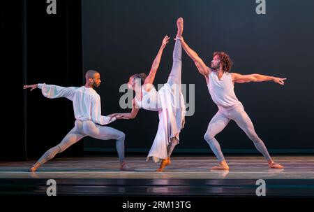 Alvin Ailey ballerini Ashley Mayeux, Christopher Wilson e James Gilmer, Edinburgh International Festival, Scozia, Regno Unito Foto Stock