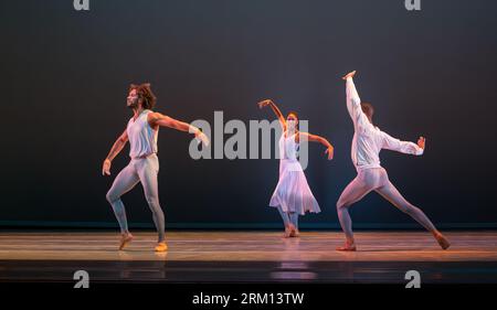 Alvin Ailey ballerini Ashley Mayeux, Christopher Wilson e James Gilmer, Edinburgh International Festival, Scozia, Regno Unito Foto Stock