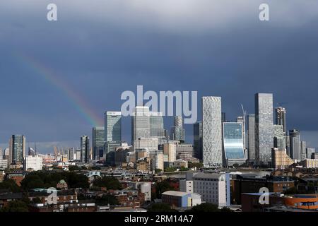 Londra, Regno Unito. 26 agosto 2023. Meteo del Regno Unito. Rainbow Over Canary Wharf, Londra, Regno Unito. Crediti: Simon Balson/Alamy Live News Foto Stock