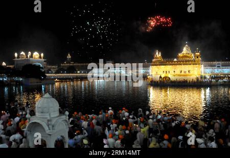 Bildnummer: 59513829 Datum: 13.04.2013 Copyright: imago/Xinhua AMRITSAR, 13 aprile 2013 -- partecipa alla celebrazione del festival Baisakhi ad Amritsar, India, 13 aprile 2013. Il festival Baisakhi è il festival per celebrare il Capodanno Sikh e la fondazione della comunità Sikh. (Xinhua/Stringer)(zhf) INDIA-AMRITSAR-BAISAKHI FESTIVAL PUBLICATIONxNOTxINxCHN Gesellschaft Kultur Fest Neujahr Neujahrsfest premiumd x0x xmb 2013 quer 59513829 Data 13 04 2013 Copyright Imago XINHUA Amritsar 13 aprile 2013 partecipa alla celebrazione del Baisakhi Festival ad Amritsar India 13 aprile 2013 Baisakhi Festival È il Foto Stock