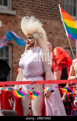 Manchester, Regno Unito. 26 agosto 2023. Alcune delle attrazioni e dei colori del Manchester Pride March di sabato. Il Manchester Pride è una delle principali organizzazioni di beneficenza LGBTQ+ del Regno Unito. La nostra visione è un mondo in cui le persone LGBTQ+ sono libere di vivere e amare senza pregiudizi e la nostra cultura è universalmente celebrata. Manchester svolge un ruolo enorme nel movimento queer di liberazione del Regno Unito. Nel 1985, il Manchester City Council ha fornito finanziamenti per una celebrazione di due settimane tenutasi a Oxford Street per la comunità gay. Il Manchester Pride è nato. Crediti: Windmill Images/Alamy Live News Foto Stock