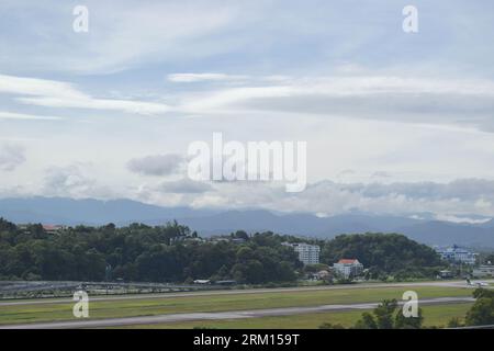 Pista aerea di Kota Kinabalu e montagne sullo sfondo. Foto Stock