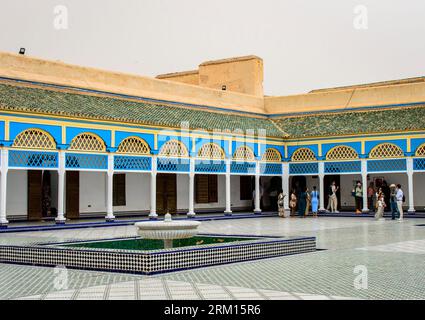 Marrakech, Marocco, 8 aprile 2023. La vista di antiche porte e colorate cornici di legno all'interno del Palazzo Bahia di Marrakech. Foto Stock