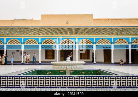 Marrakech, Marocco, 8 aprile 2023. La vista di antiche porte e colorate cornici di legno all'interno del Palazzo Bahia di Marrakech. Foto Stock