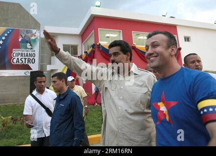 Bildnummer: 59527597  Datum: 16.04.2013  Copyright: imago/Xinhua Image provided by Hugo Chavez Campaign Command shows Venezuelan President-elect Nicolas Maduro (2nd R) attending the Sur Cipriano Castro Hospital opening ceremony in Maracay, State of Aragua, April 16, 2013. (Xinhua/Hugo Chavez Campaign Command) (itm) (ah) VENEZUELA-MARACAY-POLITICS-MADURO PUBLICATIONxNOTxINxCHN Politik people Wahl Präsidentschaftswahl xas x0x 2013 quer premiumd     59527597 Date 16 04 2013 Copyright Imago XINHUA Image provided by Hugo Chavez Campaign Command Shows Venezuelan President elect Nicolas Maduro 2nd r Stock Photo