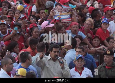 Bildnummer: 59527599 Datum: 16.04.2013 Copyright: imago/Xinhua immagine fornita da Hugo Chavez Campaign Command mostra il presidente eletto venezuelano Nicolas Maduro (2° R) che partecipa alla cerimonia di apertura dell'ospedale Sur Cipriano Castro a Maracay, Stato di Aragua, 16 aprile 2013. (Xinhua/Hugo Chavez Campaign Command) (itm) (ah) VENEZUELA-MARACAY-POLITICS-MADURO PUBLICATIONxNOTxINxCHN Politik People Wahl Präsidentschaftswahl xas x0x 2013 quer premiumd 59527599 Data 16 04 2013 Copyright Imago XINHUA immagine fornita da Hugo Chavez Campaign Command mostra il presidente eletto venezuelano Nicolas Maduro 2° r Foto Stock
