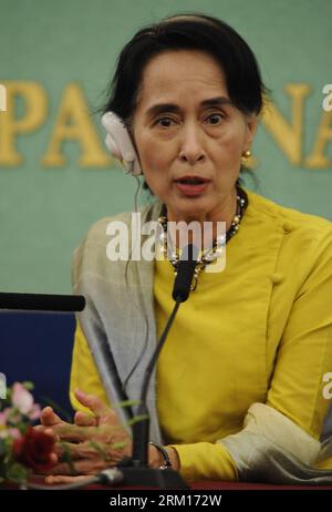 Bildnummer: 59529592 Datum: 17.04.2013 Copyright: imago/Xinhua (130417) - TOKYO, 17 aprile 2013 (Xinhua) - il leader dell'opposizione del Myanmar Aung San Suu Kyi partecipa ad una conferenza stampa a Tokyo, in Giappone, il 17 aprile 2013. (Xinhua/Kenichiro Seki) (bxq) JAPAN-TOKYO-AUNG SAN SUU KYI PUBLICATIONxNOTxINxCHN People Politik premiumd x0x xkg 2013 hoch 59529592 Data 17 04 2013 Copyright Imago XINHUA Tokyo 17 aprile 2013 XINHUA Myanmar leader dell'opposizione Aung San Suu Kyi partecipa a una conferenza stampa a Tokyo Giappone 17 aprile 2013 XINHUA Kenichiro Seki Giappone Tokyo Aung San Suu Kyi PUBLICATIONxNOTxINxCHN Celebriti Foto Stock