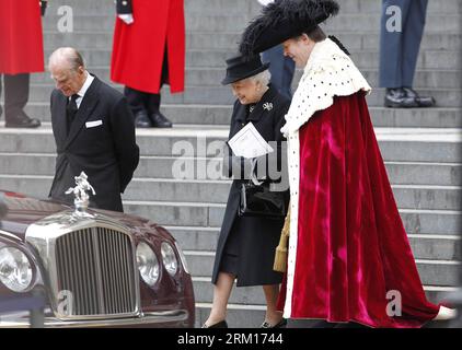 Bildnummer: 59529630 Datum: 17.04.2013 Copyright: imago/Xinhua (130417) -- LONDRA, 17 aprile 2013 (Xinhua) -- la regina Elisabetta con il duca di Edimburgo il principe Filippo lascia St. Paul S Cathedral dopo il servizio funebre cerimoniale dell'ex primo ministro britannico Margaret Thatcher a Londra, in Gran Bretagna, il 17 aprile 2013. Il funerale di Margaret Thatcher, la prima donna primo ministro britannico, è iniziato alle 11:00 ora locale di mercoledì a Londra. (Xinhua/Yin Gang) (ybg) BRITAIN-LONDON-THATCHER-FUNERAL PUBLICATIONxNOTxINxCHN Gedenken Trauer Trauermarsch people xsp x0x 2013 quer o0 Adel GBR König Foto Stock