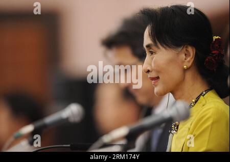 Bildnummer: 59529591  Datum: 17.04.2013  Copyright: imago/Xinhua (130417) -- TOKYO, April 17, 2013 (Xinhua) -- Myanmar opposition leader Aung San Suu Kyi attends a news conference in Tokyo, Japan, April 17, 2013. (Xinhua/Kenichiro Seki) (bxq) JAPAN-TOKYO-AUNG SAN SUU KYI PUBLICATIONxNOTxINxCHN People Politik premiumd x0x xkg 2013 quer      59529591 Date 17 04 2013 Copyright Imago XINHUA  Tokyo April 17 2013 XINHUA Myanmar Opposition Leader Aung San Suu Kyi Attends a News Conference in Tokyo Japan April 17 2013 XINHUA Kenichiro Seki  Japan Tokyo Aung San Suu Kyi PUBLICATIONxNOTxINxCHN Celebriti Foto Stock