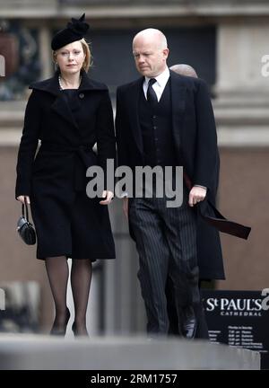 130417 -- LONDRA, 17 aprile 2013 Xinhua -- il ministro degli Esteri britannico William Hague R e sua moglie Ffion Jenkins arrivano per il funerale dell'ex primo ministro britannico Margaret Thatcher, fuori St. Paul S Cathedral a Londra, in Gran Bretagna il 17 aprile 2013. Il funerale di Margaret Thatcher, la prima donna primo ministro britannico, è iniziato alle 11:00 ora locale di mercoledì a Londra. Xinhua/Wang Lili ybg BRITAIN-LONDON-THATCHER-FUNERALE PUBLICATIONxNOTxINxCHN Foto Stock