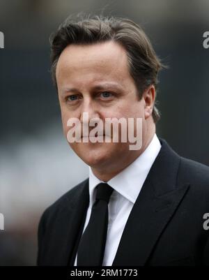 Bildnummer: 59529635 Datum: 17.04.2013 Copyright: imago/Xinhua (130417) - LONDRA, 17 aprile 2013 (Xinhua) - il primo ministro britannico David Cameron arriva per il funerale dell'ex primo ministro britannico Margaret Thatcher, fuori St. Paul S Cathedral a Londra, Regno Unito, 17 aprile 2013. Il funerale di Margaret Thatcher, la prima donna primo ministro britannico, è iniziato alle 11:00 ora locale di mercoledì a Londra. (Xinhua/Wang Lili) (ybg) BRITAIN-LONDON-THATCHER-FUNERAL PUBLICATIONxNOTxINxCHN Gedenken Trauer Trauermarsch People xsp x0x 2013 hoch Highlight Premiumd 59529635 Data 17 04 2013 C. Foto Stock