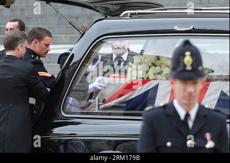 Bildnummer: 59530894 Datum: 17.04.2013 Copyright: imago/Xinhua (130417) -- LONDRA, 17 aprile 2013 (Xinhua) -- la bara dell'ex primo ministro britannico Margaret Thatcher viene posta in un focolare fuori St. Cattedrale di Paul dopo il servizio funebre cerimoniale a Londra, in Gran Bretagna, 17 aprile 2013. Il funerale di Margaret Thatcher, la prima donna primo ministro britannico, è iniziato alle 11:00 ora locale di mercoledì a Londra. (Xinhua/Yin Gang) (ybg) BRITAIN-LONDON-THATCHER-FUNERAL PUBLICATIONxNOTxINxCHN People Politik Gedenken Trauer Beerdigung Trauerfeier Premiumd x0x xmb 2013 quer 59530 Foto Stock