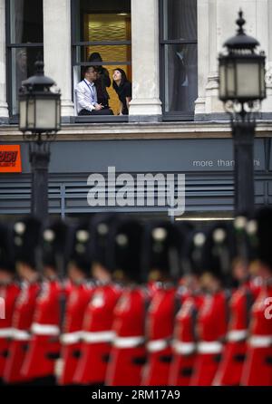 Bildnummer: 59529644  Datum: 17.04.2013  Copyright: imago/Xinhua (130417) -- LONDON, April 17, 2013 (Xinhua) -- Office workers look on the ceremonial funeral of the former Prime Minister Baroness Thatcher through a window of a building near St. Paul s Cathedral in London, Britain, April 17, 2013. The funeral of Margaret Thatcher, the first female British prime minister, started 11 a.m. local time on Wednesday in London. (Xinhua/Wang Lili) (ybg) BRITAIN-LONDON-THATCHER-FUNERAL PUBLICATIONxNOTxINxCHN Gedenken Trauer Trauermarsch xsp x0x 2013 hoch      59529644 Date 17 04 2013 Copyright Imago XIN Stock Photo