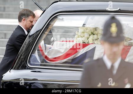 Bildnummer: 59530892  Datum: 17.04.2013  Copyright: imago/Xinhua (130417) -- LONDON, April 17, 2013 (Xinhua) -- The coffin of British former prime minister Margaret Thatcher is placed into a hearse outside St. Paul s Cathedral following the ceremonial funeral service in London, Britain, April 17, 2013. The funeral of Margaret Thatcher, the first female British prime minister, started 11 a.m. local time on Wednesday in London. (Xinhua/Yin Gang) (ybg) BRITAIN-LONDON-THATCHER-FUNERAL PUBLICATIONxNOTxINxCHN People Politik Gedenken Trauer Beerdigung Trauerfeier premiumd x0x xmb 2013 quer      59530 Stock Photo