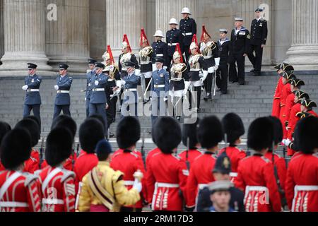 Bildnummer: 59530904 Datum: 17.04.2013 Copyright: imago/Xinhua (130417) -- LONDRA, 17 aprile 2013 (Xinhua) -- la bara dell'ex primo ministro britannico Margaret Thatcher viene portata a St. Paul S Cathedral a Londra, Regno Unito, 17 aprile 2013. Il funerale di Margaret Thatcher, la prima donna primo ministro britannico, è iniziato alle 11:00 ora locale di mercoledì a Londra. (Xinhua/Yin Gang) (ybg) BRITAIN-LONDON-THATCHER-FUNERAL PUBLICATIONxNOTxINxCHN People Politik Gedenken Trauer Beerdigung Trauerfeier Premiumd x0x xmb 2013 quer 59530904 Data 17 04 2013 Copyright Imago XINHUA Londra aprile Foto Stock