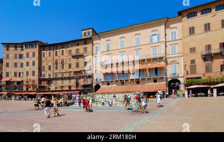 La fonte Gaia in Piazza del campo, i suoi personaggi sono un documento della scultura del primo Rinascimento. Siena, Toscana, Italia, Europa Foto Stock