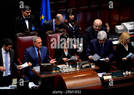 Bildnummer: 59536286 Datum: 18.04.2013 Copyright: imago/Xinhua (130418) -- ROMA, 18 aprile 2013 (Xinhua) -- il Presidente del Senato Pietro grasso (2° L, fronte) e la Presidente della camera dei deputati Laura Boldrini (3° L, fronte) contano i voti durante l'elezione del nuovo Presidente italiano, a Roma, 18 aprile 2013. Il parlamento italiano ha iniziato a votare giovedì mattina per eleggere un successore del Presidente Giorgio Napolitano, il cui mandato di sette anni scade a metà maggio. (Xinhua/Xu Nizhi) (xzj) ITALIA-GOVERNO-PRESIDENTE-ELETTO PUBLICATIONxNOTxINxCHN Politik People Wahl Präsident Wahlgang Präsidentenwahl xas Foto Stock