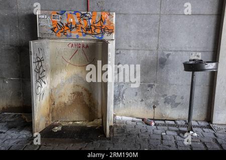 Bruxelles, Belgio. 26 agosto 2023. La figura mostra un orinatoio pubblico (urinoir-toilette-toilette) contrassegnato con graffiti durante un'azione di polizia relativa al crimine e al comportamento antisociale all'interno e nei dintorni di Brussel-Zuid/ Bruxelles-Midi stazione ferroviaria di Bruxelles Sud, sabato 26 agosto 2023. Fino a 200 ufficiali scesero sulla stazione, conducendo controlli e agendo per migliorare la sicurezza e l'igiene della stazione. BELGA PHOTO NICOLAS MAETERLINCK Credit: Belga News Agency/Alamy Live News Foto Stock