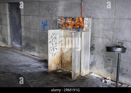 Bruxelles, Belgio. 26 agosto 2023. La figura mostra un orinatoio pubblico (urinoir-toilette-toilette) contrassegnato con graffiti durante un'azione di polizia relativa al crimine e al comportamento antisociale all'interno e nei dintorni di Brussel-Zuid/ Bruxelles-Midi stazione ferroviaria di Bruxelles Sud, sabato 26 agosto 2023. Fino a 200 ufficiali scesero sulla stazione, conducendo controlli e agendo per migliorare la sicurezza e l'igiene della stazione. BELGA PHOTO NICOLAS MAETERLINCK Credit: Belga News Agency/Alamy Live News Foto Stock