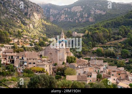 Valldemossa, Spagna, Mallorca - 8 novembre 2022: Vista panoramica di Valldemossa, una popolare destinazione turistica nella Serra de Tramuntana, ra Foto Stock