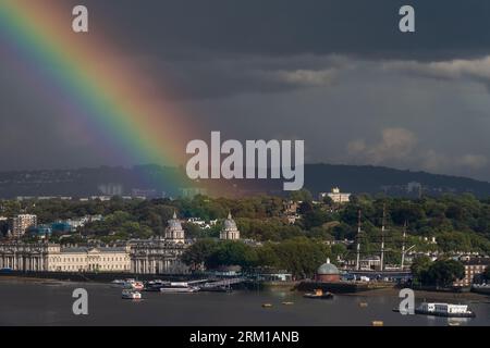 Londra, Regno Unito. 26 agosto 2023. Tempo nel Regno Unito: Un massiccio arcobaleno si spezza sul Tamigi con l'Old Royal Naval College e il Cutty Sark a Greenwich visibili come una breve pioggia pomeridiana. Crediti: Guy Corbishley/Alamy Live News Foto Stock